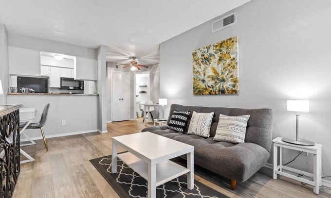 Park Central Apartment | Affordable & Convenient! Free WiFi!