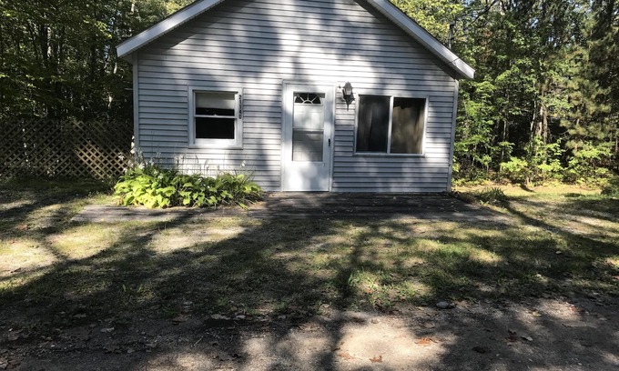 Hillman House | Affordable Cottage Steps Away From Lake Avalon