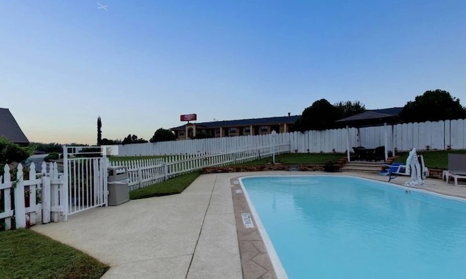Decatur Hotel | Affordable Inn Decatur Double Queen Room, Enjoy Complimentary Breakfast, 2 Units