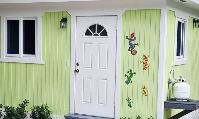 Nassau Cottage | Affordable Quiet Cottage 7 mins from Downtown Nassau/Paradise Island