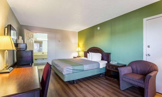 Edgewood Hotel | Affordable Room w/Grab-and-Go Breakfast & Excellent Location Off I-95