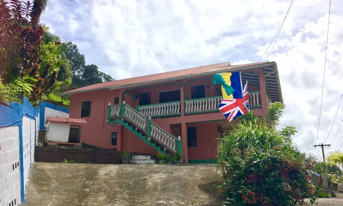 Colonarie House | Affordable Rooms near Argyle International Airport