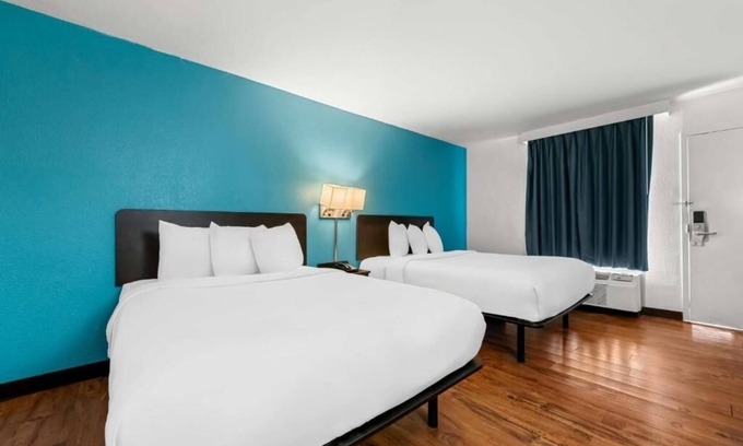 Hamilton House | Affordable Stay Complete with Pool and Complimentary Parking