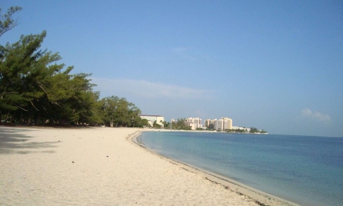 Nassau House | Affordable Tropical Townhouse, 7 Mins Walk to Beach