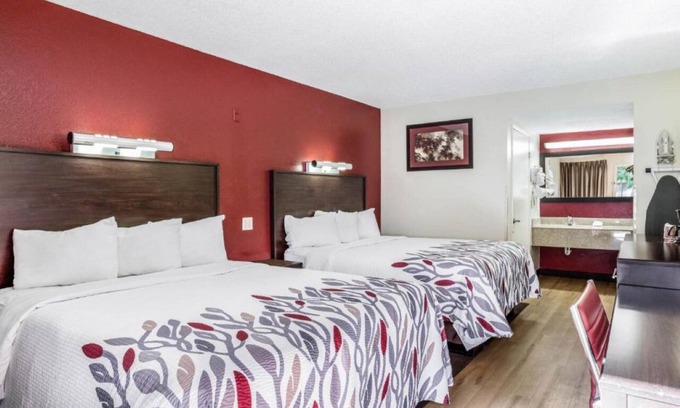 Allison Hotel | Affordable Unit for Budget Travelers Near Rex Museum - Free Parking