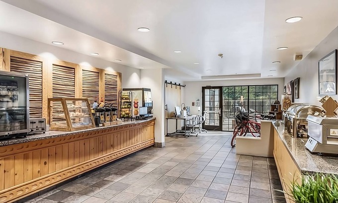 Palm Valley Hotel | Affordable Unit Near State Farm Stadium! Pool, Free Parking and Breakfast!