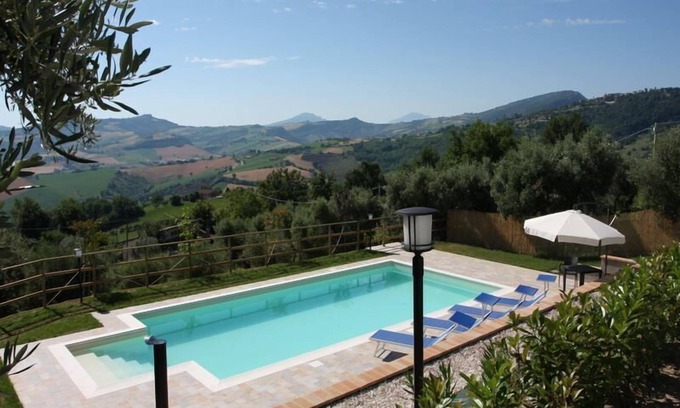Penna San Giovanni House | Affordable villa with stunning views