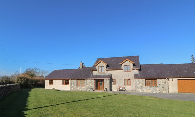 Llanrug Cottage | AFON RHOS BACH, romantic, with a garden in Llanrug