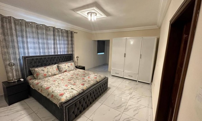 Freetown House | After 5 Apartment 1- 3 spacious en-suite bedrooms