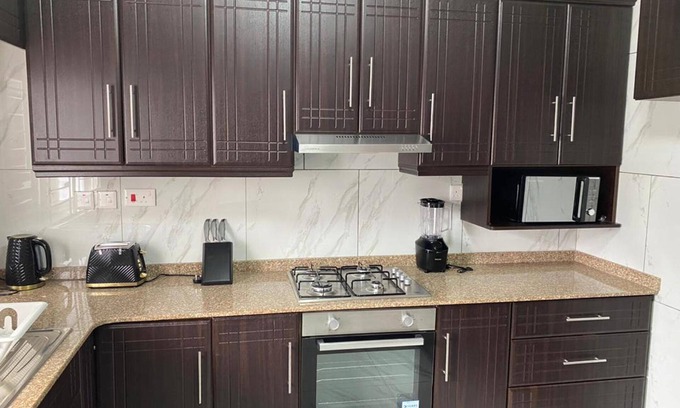 Freetown House | After 5 Apartment 1- 3 Spacious En-suite Bedrooms