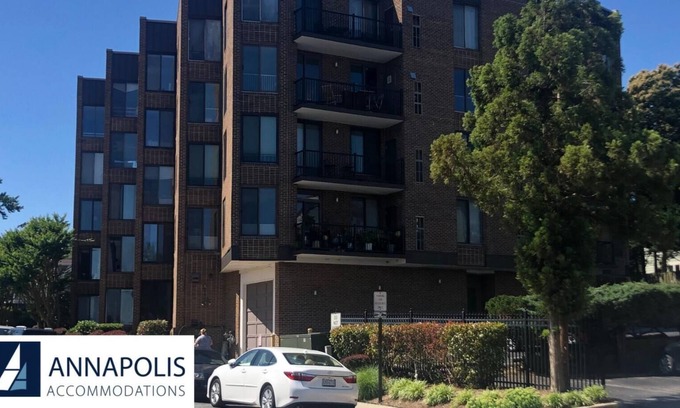 Eastport Condo | After a long day, park and take a walk to a favorite Eastport pub or restaurant or venture over the draw bridge into downtown for a morning coffee or evening ice cream.