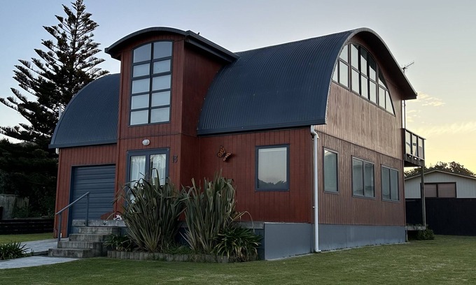 Hokio Beach House | After Dune Delight n3 Bedroom, 2 Bathroom, fully fenced Home
