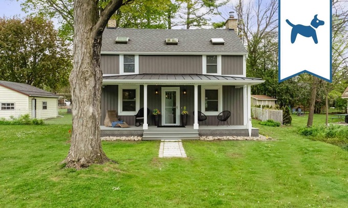 Bayfield Cottage | Afternoons on the Porch-King Beds! Fenced in Yard!