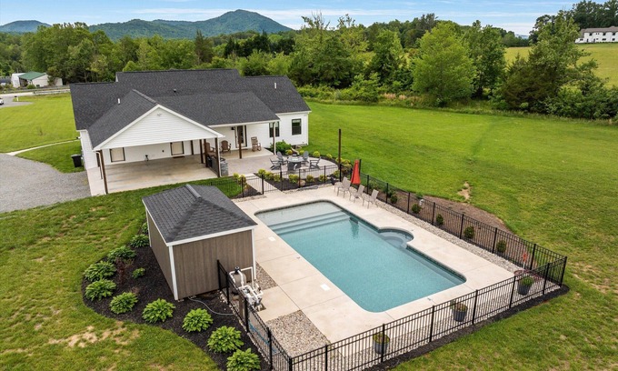 Afton House | Afton Awaits: Pool & Hot Tub/Central to Wineries
