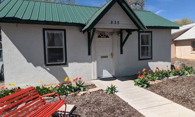 Montrose House | AG House for Sport Recreaters, Walker/Wheelchair ♿, Pets, Work/Write Remotely.