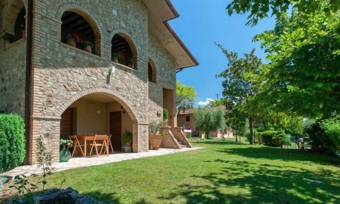 Montelovesco House | Agriturismo Il Poggio, two houses sharing a pool