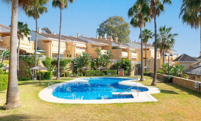 San Pedro de Alcantara House | AGUAMARINA GAMONAL - Modern flat with shared swimming pool and free Wifi