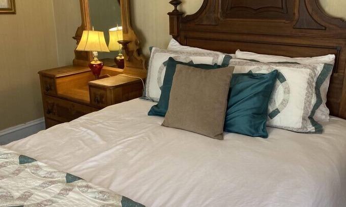 Wabasha House | AH #7 · AH #7 Queen Mayo Suite w/Fridge/Micro/Shower/Tub