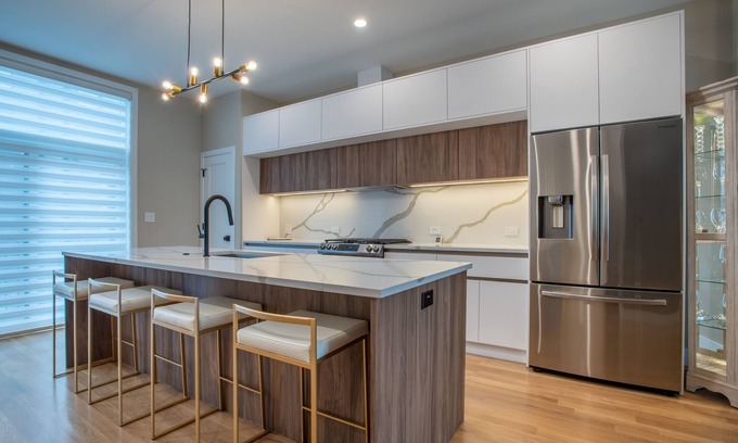 Kenwood House | Ahh-mazing Home, rooftop deck, near lake front. Easy commute to Navy Pier/Loop.