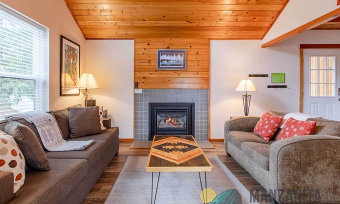 Manzanita House | Ahoy Matey is close to the beach, dog friendly!