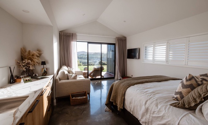Mangawhai Cabin | Ahuru House a touch of Luxury - Tui Room