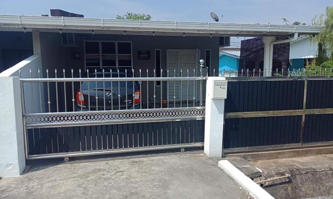 Pusat Komersil Lee Ling House | Aiman's Homestay for Muslim