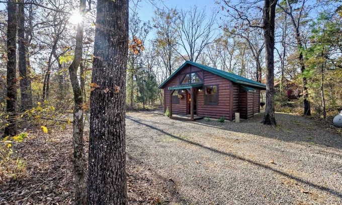 Hochatown Cabin | Ain't Life Grand-Honeymoon Cabin/Hot Tub/Location