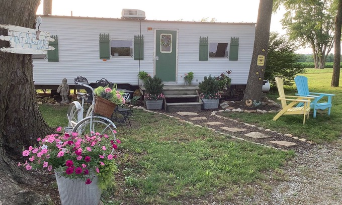 Higginsville House | 'Ain't She Cute' Country Cozy near Higginsville