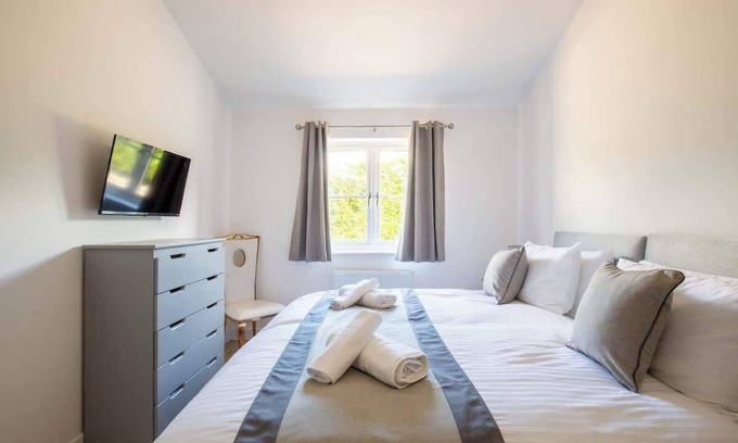 Ampney Crucis House | Aintree | Stylish Cotswolds Stay with Workspace