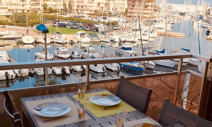 Le Port Apartment | Air-conditioned harbor view apartment