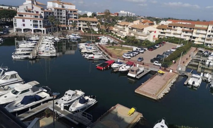 Le Port Apartment | Air-conditioned seafront apartment with marina and mountain views