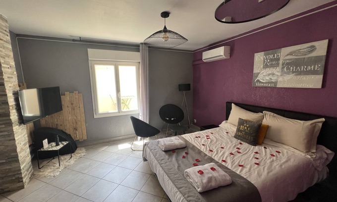 Maraussan Apartment | Air-conditioned city-center T2 with exterior