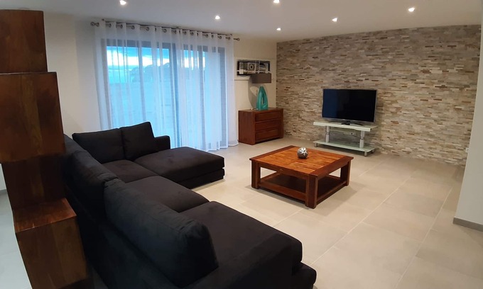 Othis House | Air-conditioned gîte for 6 people / 3 bedrooms / 2Bathrooms / near Paris / Roissy / Senlis / Astérix NEW