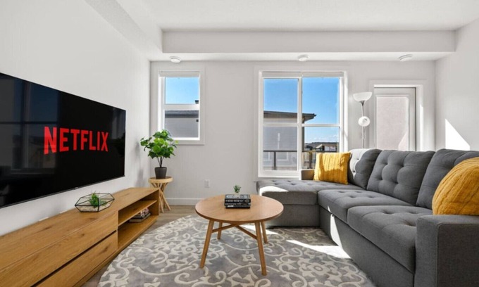 Springbank Hill House | Air Conditioned » Garage » 2BR Townhouse » Sleep 6