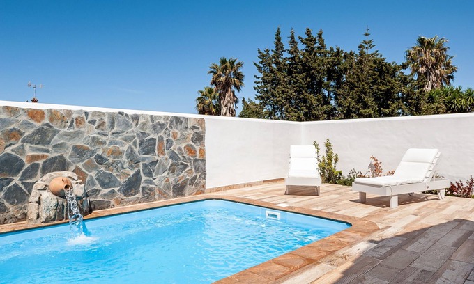 Zahora House | Air-conditioned Holiday Home with Patio, Pool, Wi-Fi and Lawn
