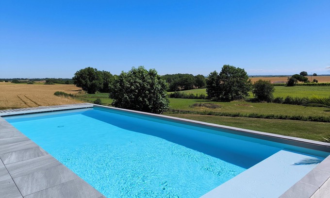 Vacquiers Villa | Air-conditioned house overlooking the Pyrenees with heated pool and covered spa