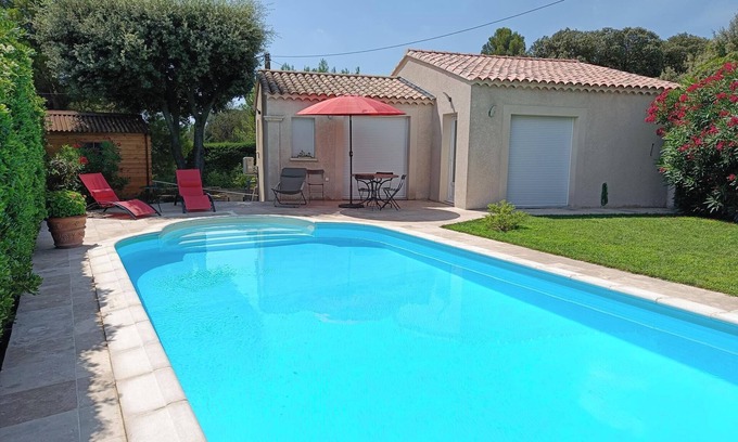 Le Thor House | Air-conditioned house with private pool