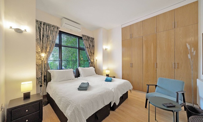 Mapesbury Apartment | Air-conditioned London garden apartment
