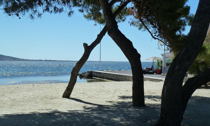Meze Apartment | Air-conditioned Studio on the Ground Floor, in Historic Mèze, Bassin de Thau