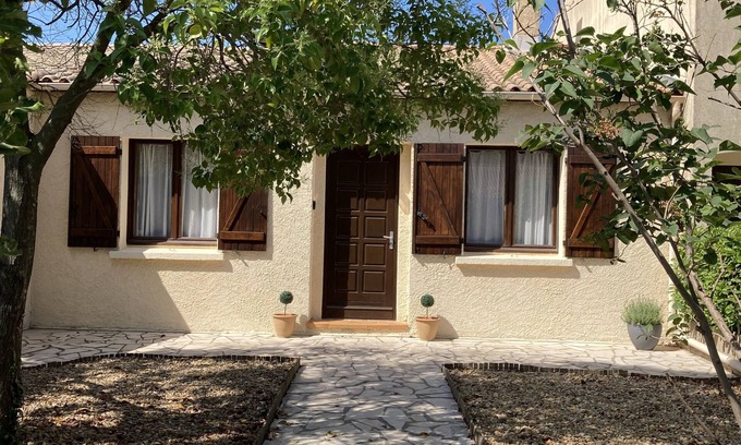 Magalas House | Air Conditioned Villa with Gardens, Garage, BBQ and Sun Terrace