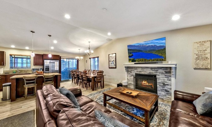 Montgomery Estates Cabin | Air Conditioning, 6br, Fully Remodeled, 13 Beds, Hot Tub, Pool Table, Pet Friendly, 12 Guests+Kids