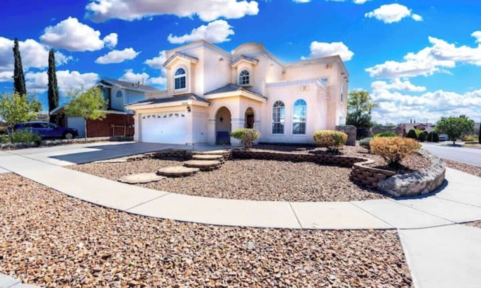 Biggs Field Villa | Air Hockey, Pool, Fireplace, Basketball, & more!