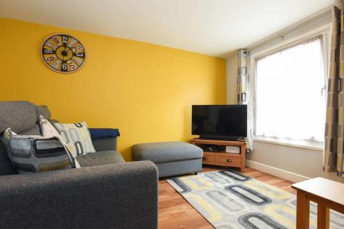 Gosport House | Air Maison - Family Home with Off-Road Parking