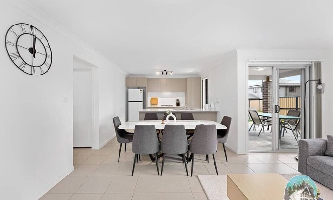 Edmondson Park House | Aircabin - Edmondson Park - 4 Beds Comfy House