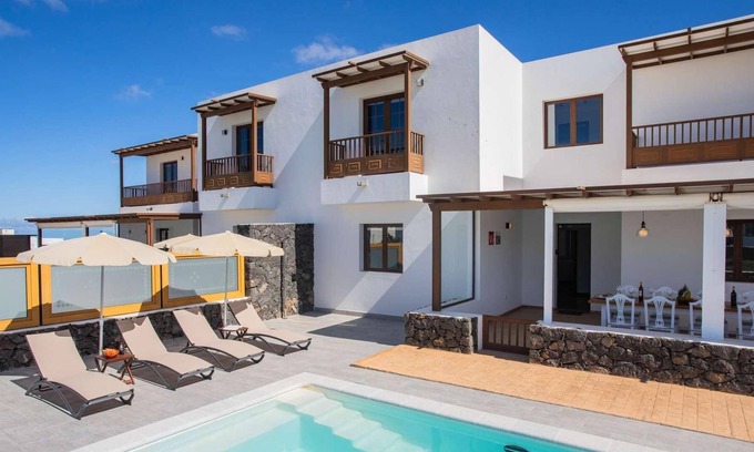 Tinajo Villa | Aircon, Wi-Fi, Smart TV, Private pool