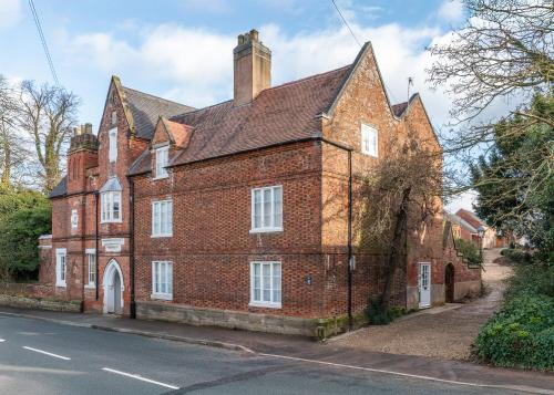 Castle Donington House | Airfield Manor
