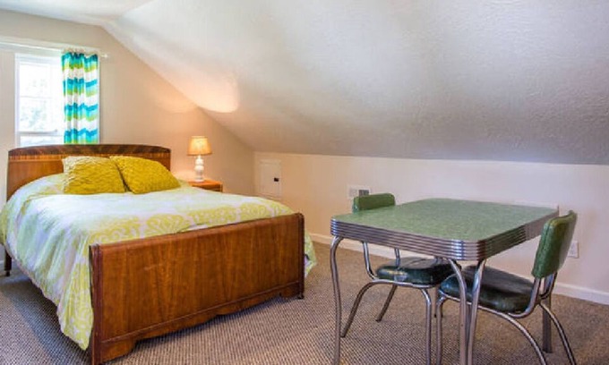 Woodland Apartment | Airie Studio with onsite Parking