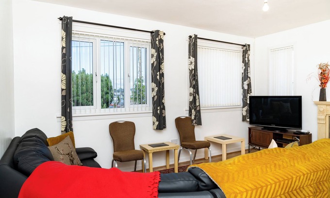 Newbridge Apartment | Airport Home | Free Parking | Sleeps 6 | Near City