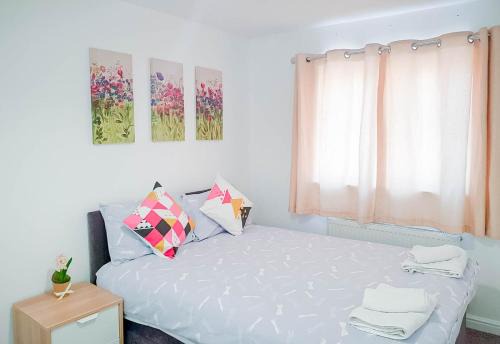 Broadheath Apartment | Airport Lounge - 3 Bed - 6 Persons