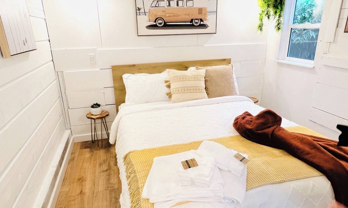 North Saanich Cottage | Airport suite